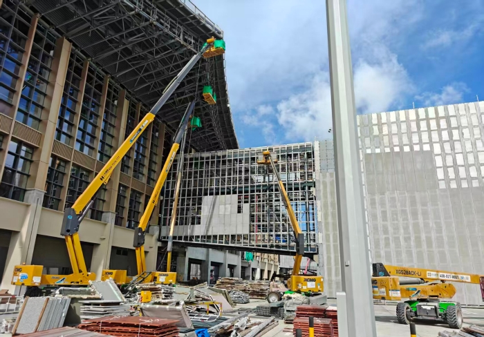 聯(lián)合作戰(zhàn)！徐工鋰電高機(jī)編隊亮相三亞機(jī)場