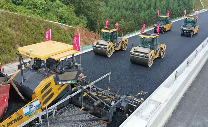 廣西首現(xiàn)無人化攤鋪！蒼容高速智慧施工引關(guān)注