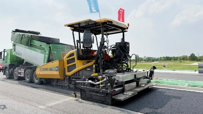 瀝青智造再升級！無人攤鋪技術(shù)助力常熟昆承路瀝青路面智能建造