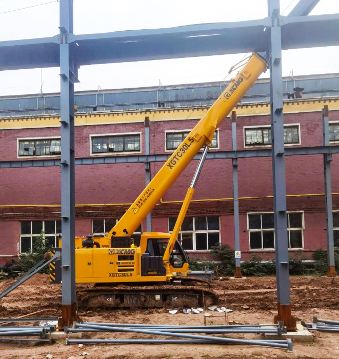 擎臂破泥濘，穩(wěn)力定乾坤！XGTC30L5攻堅(jiān)泥沼鋼結(jié)構(gòu)吊裝