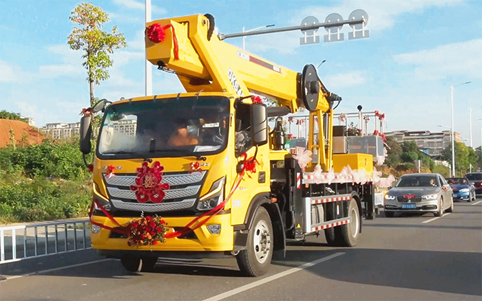 婚車新物種！徐工高空作業(yè)車見(jiàn)證“硬核浪漫”