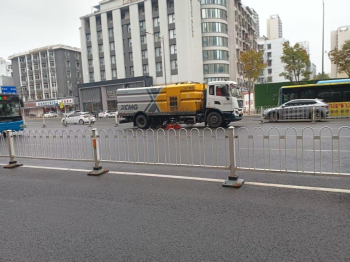 六年品質(zhì)見(jiàn)證硬核實(shí)力，徐工18噸洗掃車獲當(dāng)?shù)乜蛻酎c(diǎn)贊！