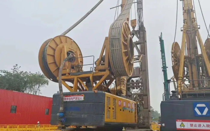 地質(zhì)無難題！徐工雙輪銑槽機(jī)助力區(qū)域基建按下 “加速鍵”