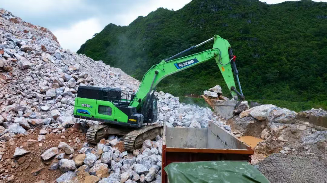 廣西“石料大戶”親測：徐工XE380EV電挖，年省六七成！