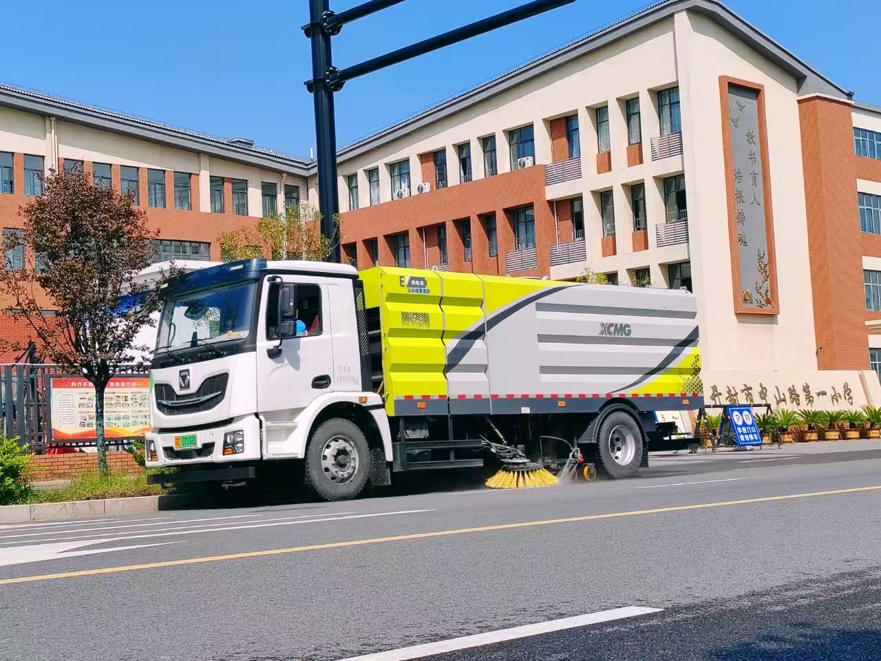 徐工洗掃車“硬核出擊”，開(kāi)封中山路煥新升級(jí)