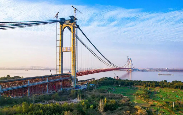 一橋飛架南北！徐工塔機助力世界級工程燕磯長江大橋順利合龍