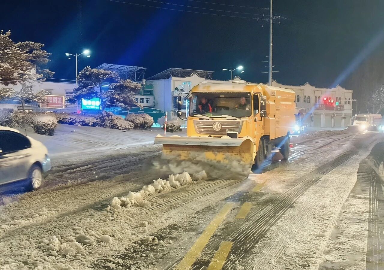 18小時(shí)連軸轉(zhuǎn)！徐工除雪設(shè)備硬核出擊保通暢