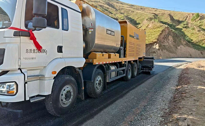 聚焦公路長壽之道，徐工纖維同步封層車護(hù)航陜西交通新征程