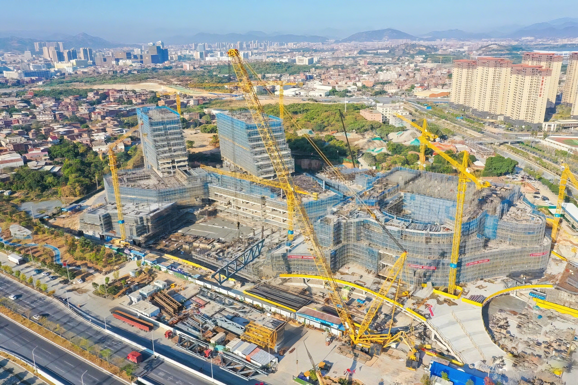 沒(méi)人敢接的 “燙手山芋”！三重考驗(yàn)下，這臺(tái)千噸級(jí)的表現(xiàn)太頂了