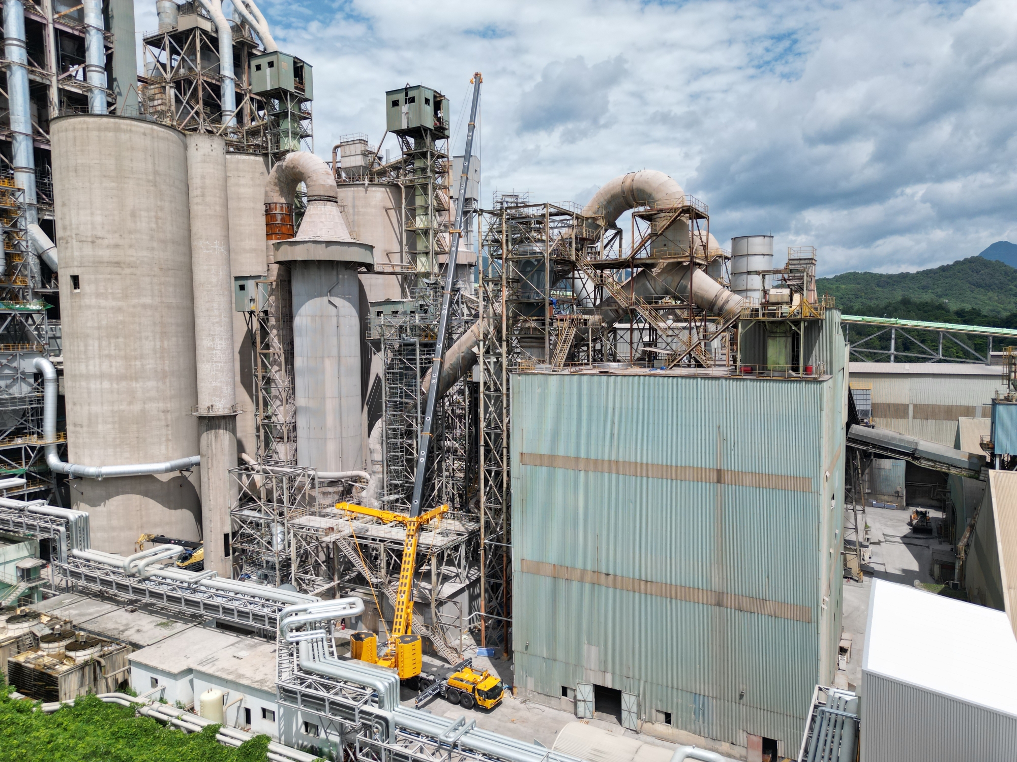 高效精準(zhǔn)，穩(wěn)如磐石——徐工XCA450_K全地面起重機(jī)助力現(xiàn)代水泥廠核心設(shè)備吊裝