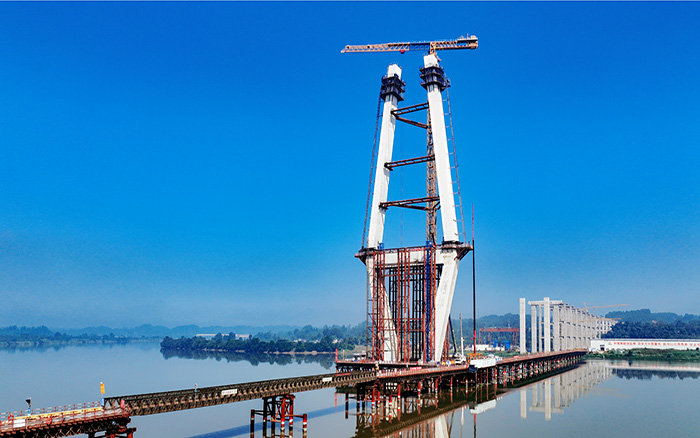 216.6米！徐工塔機助建漢陽湖岷江特大橋主塔封頂