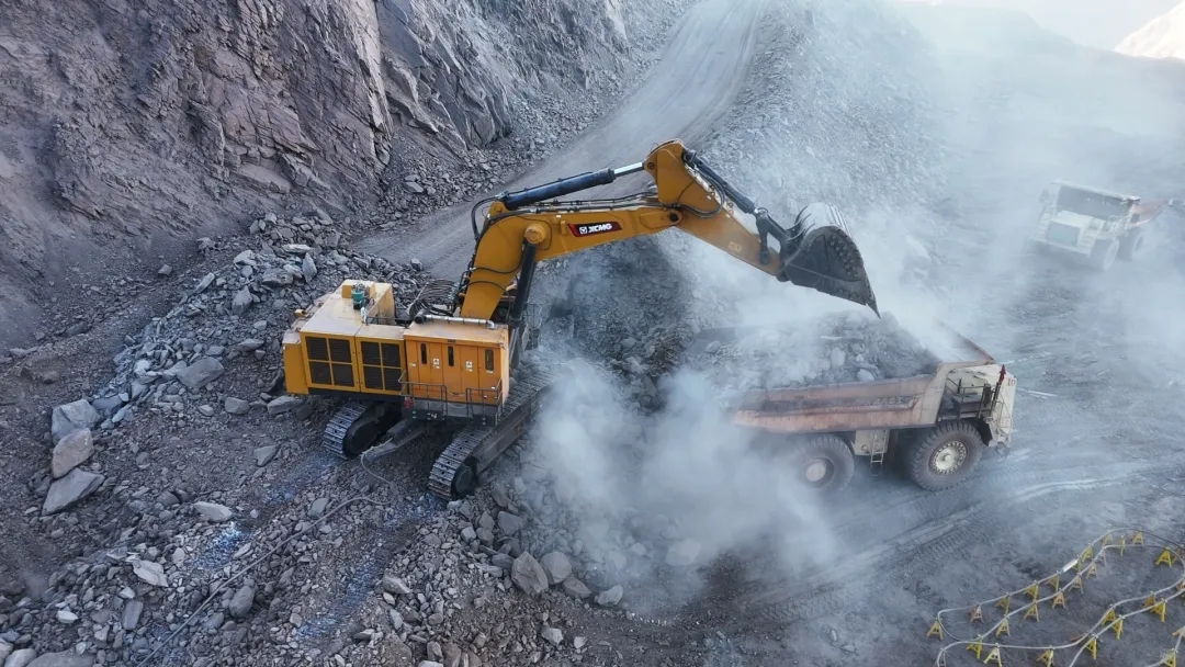行業(yè)首例！徐工XE1350E拖電遠(yuǎn)程智能電挖在鏡鐵山礦高效運營