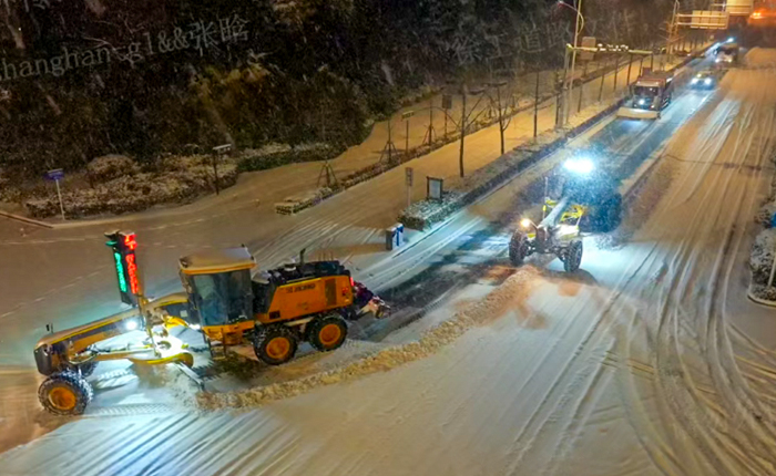 暴雪來襲！數(shù)十臺平地機(jī)集體出動，守護(hù)出行安全
