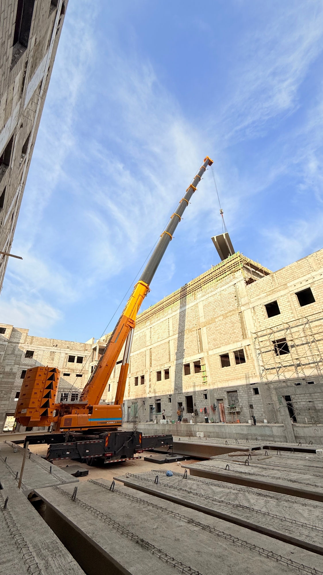 力擎千鈞，精準(zhǔn)入微：徐工XCA600L8_1起重機(jī)決勝沙特超高層吊裝