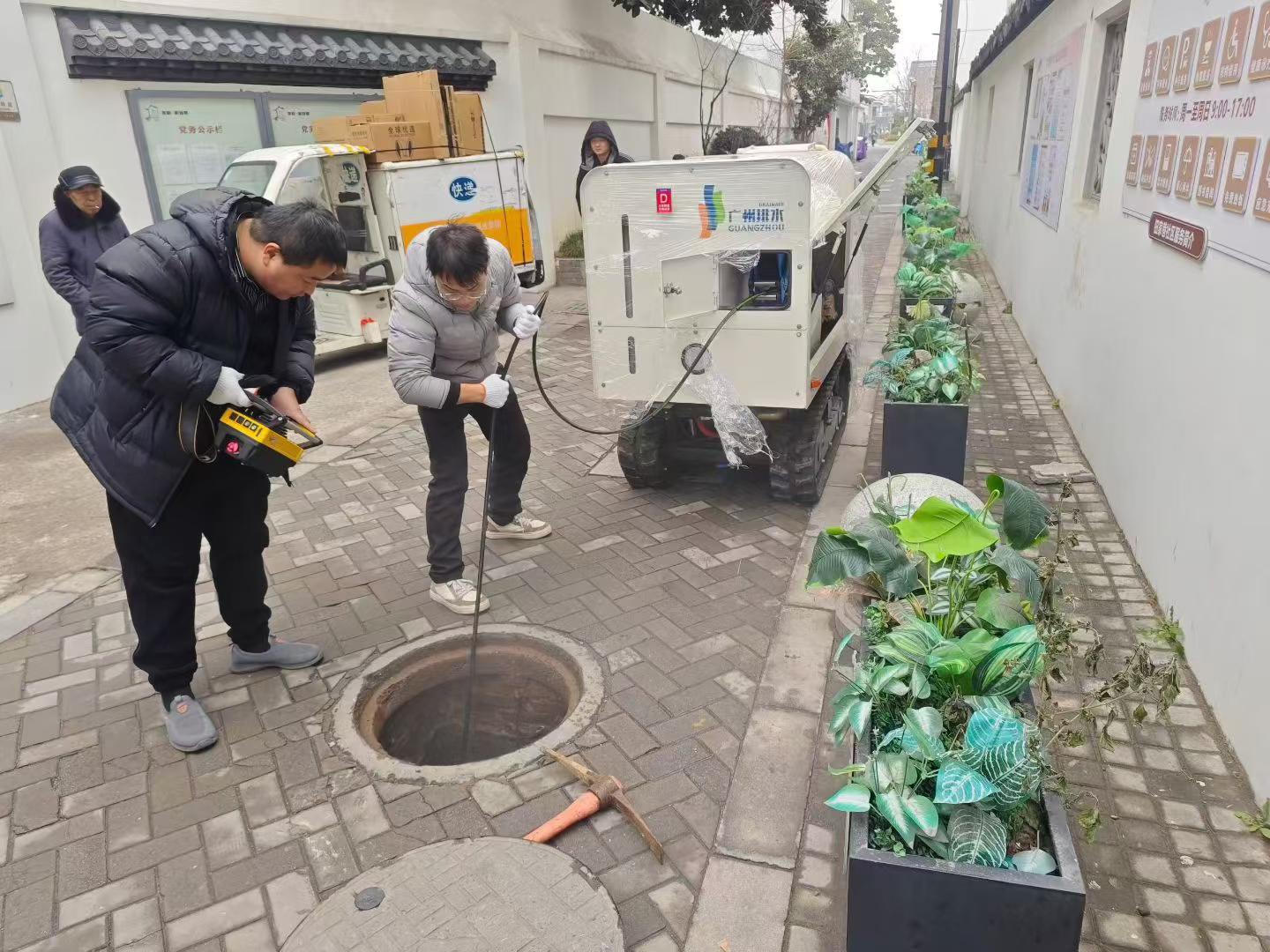 徐工小型管網(wǎng)設(shè)備，成功解決狹窄路段管網(wǎng)中存在的堵塞問(wèn)題