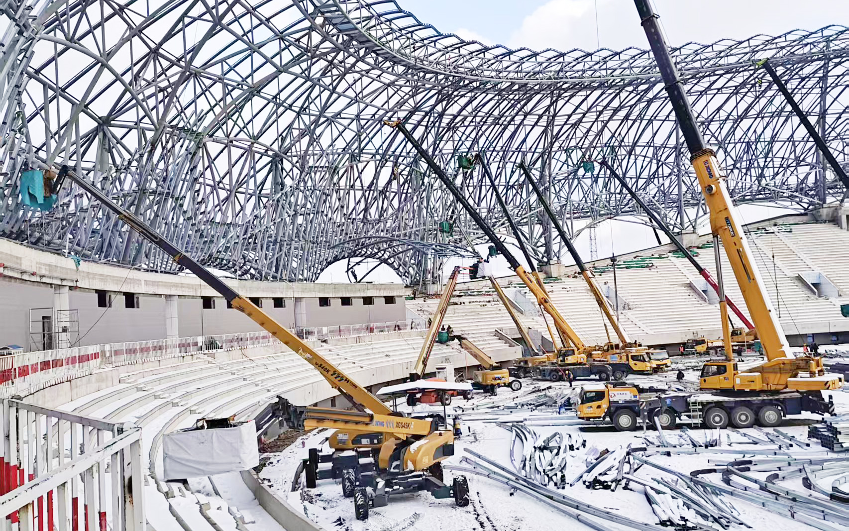 雪天不停工！16臺(tái)高米數(shù)直臂高空作業(yè)平臺(tái)硬核攻堅(jiān)蓬萊體育館項(xiàng)目