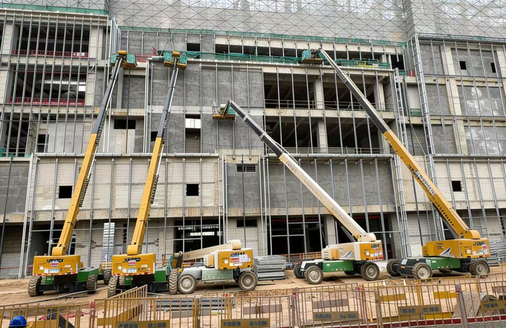 群臂擎地標(biāo)！徐工40米級(jí)高空作業(yè)平臺(tái)賦能東莞華潤(rùn)置地中心萬(wàn)象城外立面建設(shè)