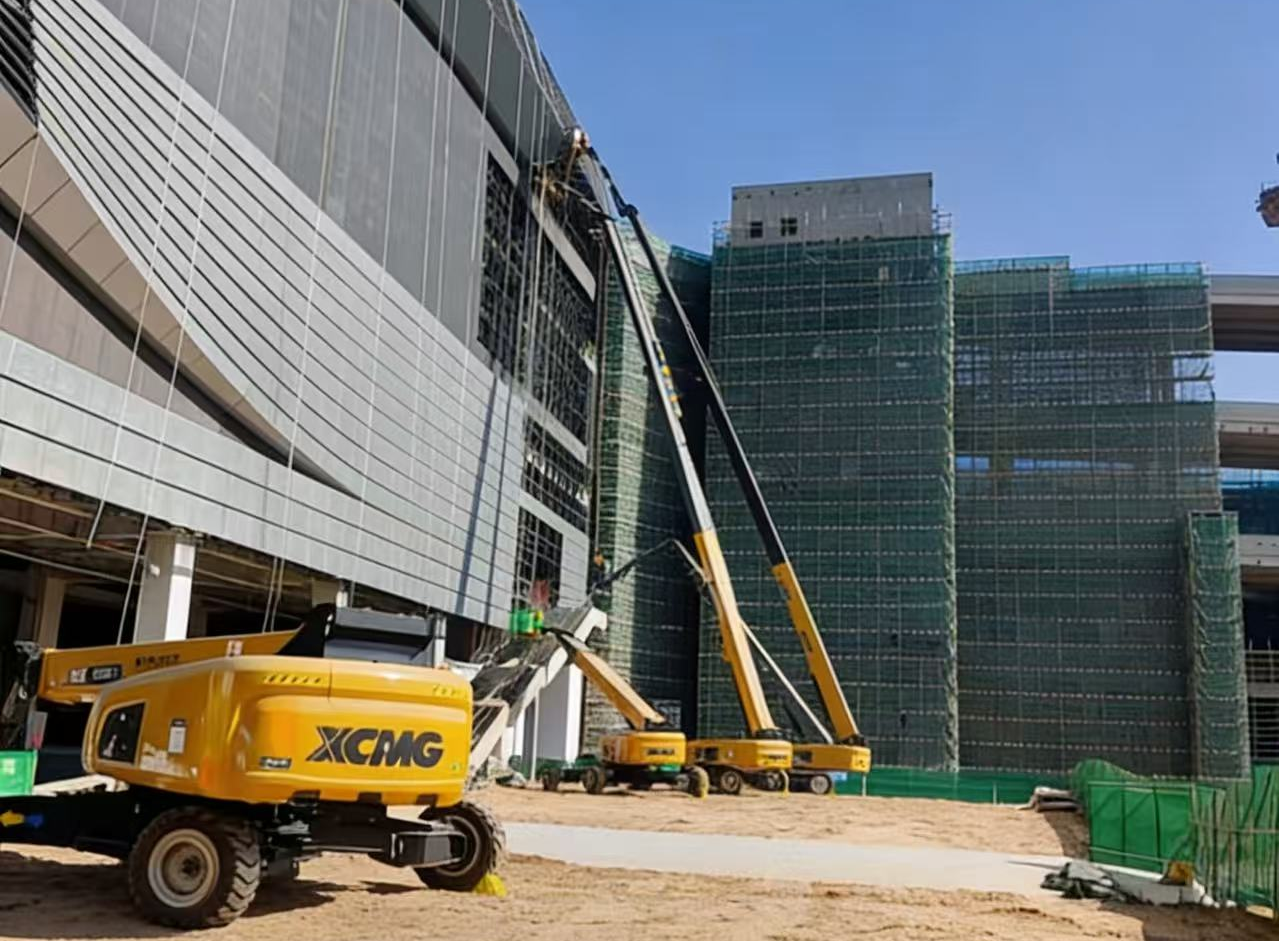 擎天巨臂筑“天空之城”！徐工高米數(shù)車隊(duì)助建亞洲最大“公鐵海”智慧樞紐