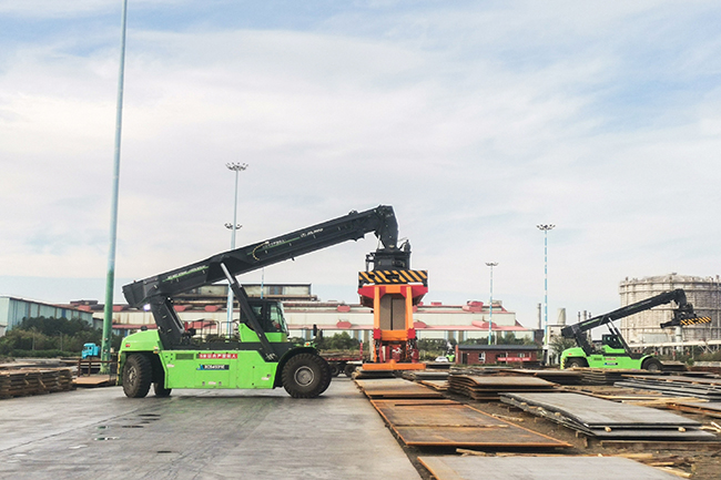 縱橫西北，馭“電”前行！徐工正面吊的綠色征途