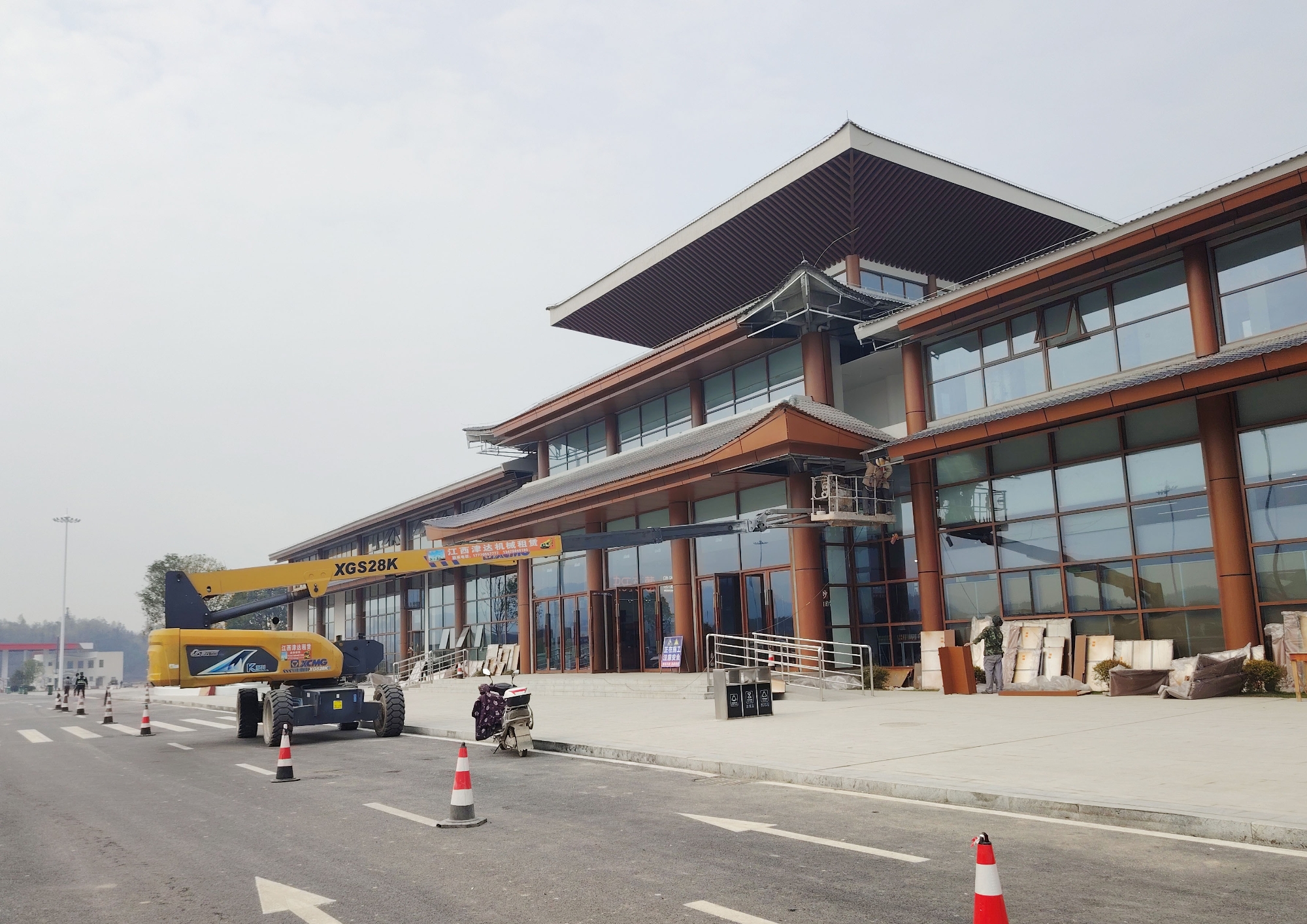 靈活高效筑通途！徐工XGS28K助力江西省吉安市峽江服務(wù)區(qū)施工