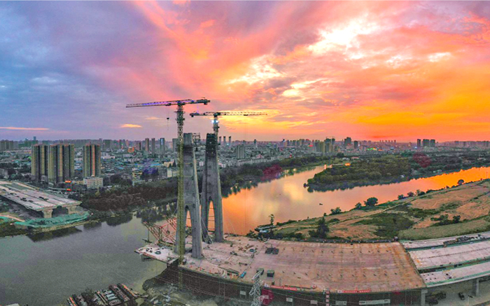 “兄弟聯(lián)手”搭起國內市政最寬鋼箱梁橋