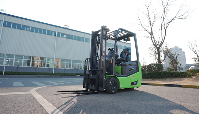 冷鏈 + 倉儲雙場景！鯤鵬三支點叉車實現(xiàn)高效轉(zhuǎn)運升級