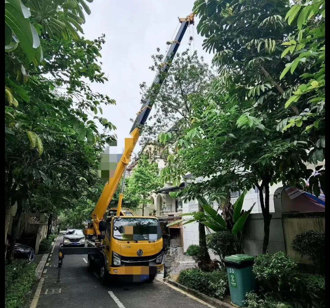 六樓窗口吊空調(diào)？窄巷子種大樹(shù)？有這輛“小鋼炮”，施工隊(duì)再也不愁了