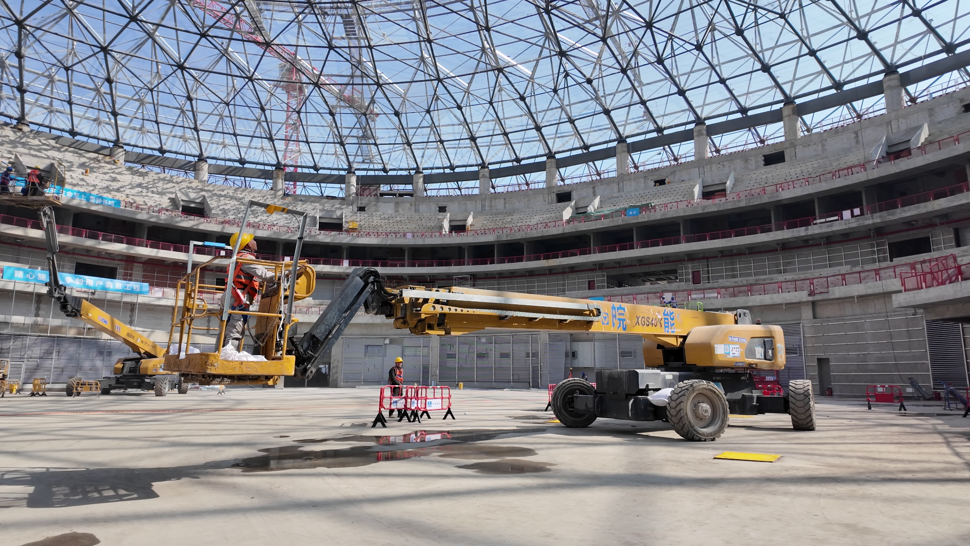 52萬(wàn)方巨無(wú)霸高空“織網(wǎng)”，徐工高空作業(yè)平臺(tái)助力時(shí)代新標(biāo)桿