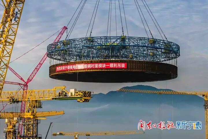 巨型“鍋蓋”升空！徐工2000噸級(jí)巨擘擎起核電新高度