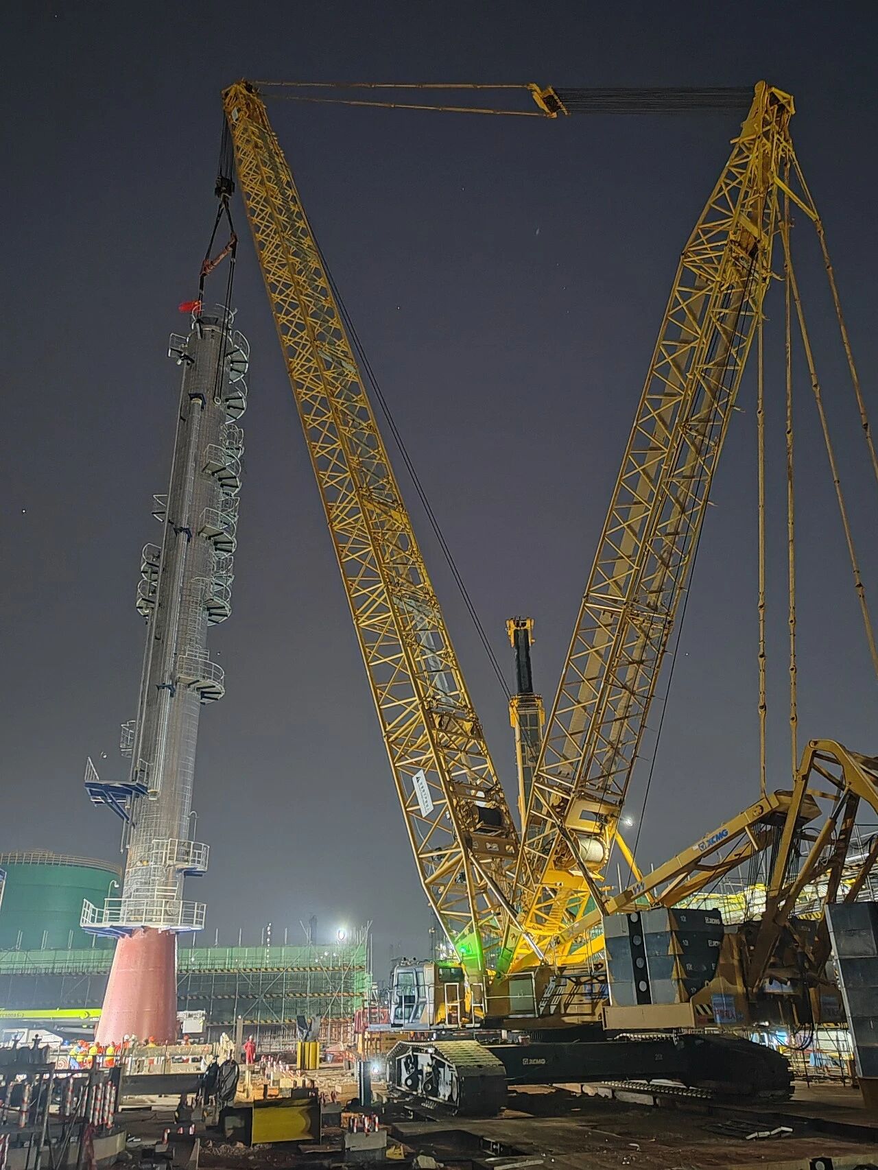 擎天立柱！徐工XGC400力拔山河，石化首塔精準(zhǔn)就位創(chuàng)標(biāo)桿！