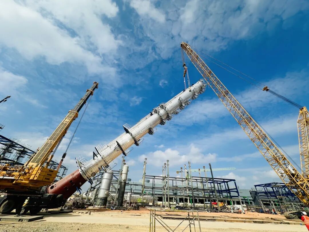 力擎蒼穹！徐工XGC400助建石化重器，核心高塔精準(zhǔn)就位！