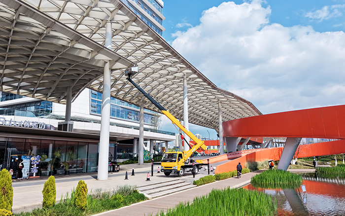 高空“精修”！徐工M系列高空作業(yè)車為西南擦亮城市封面