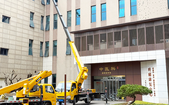 精準(zhǔn)高效！徐工藍(lán)牌高空作業(yè)車出色勝任醫(yī)院外立面施工作業(yè)