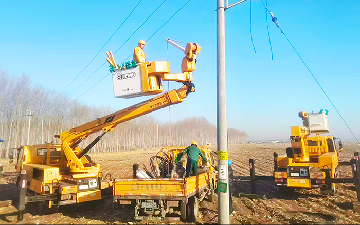 東北鄉(xiāng)間帶電作業(yè)“硬核”護(hù)航！徐工絕緣斗臂車批量顯神威